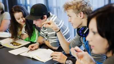 Несовершеннолетняя молодежь получает сигареты и алкоголь от друзей и семьи