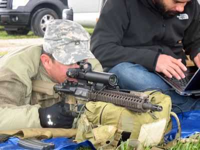 Прототип оптического прицела с адаптивным зумом с кнопочным увеличением