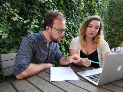 Разрыв в оплате труда дипломированных медсестер-мужчин и женщин-медсестер не сократился