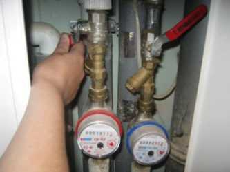 Что проще: отключить воду в помещении или на улице?