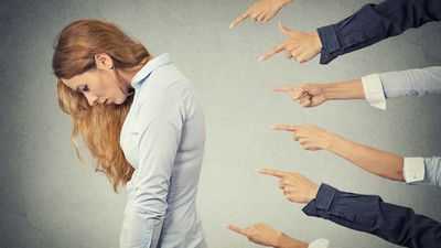 Издевательства со стороны братьев и сестер, связанные с более поздней депрессией, членовредительством