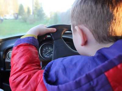 Плечом к рулю: вмешательство родителей улучшает вождение подростка